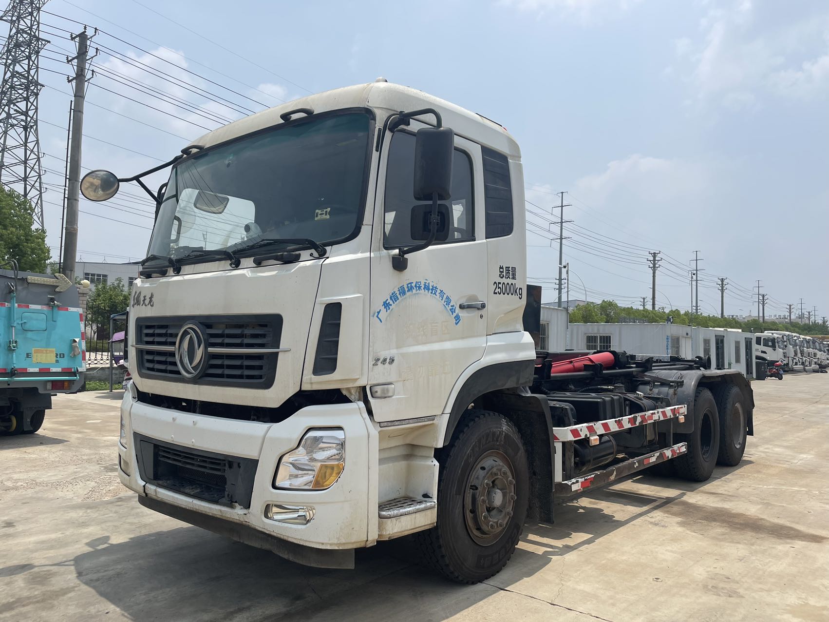 天龍后八輪勾臂(同款2臺) 2??年份：2019年5月 3??發動機：康機245馬力，國五 4??底盤配置：東風天龍底盤，5700軸距，7檔變速箱，1100鋼絲