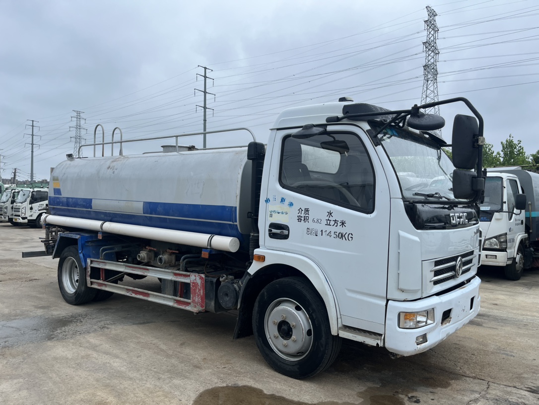 二手10方灑水車 2??年份：2020年5月 3??發動機：朝柴156馬力，國五 4??底盤配置：東風多利卡底盤，3800軸距，245真空胎，六檔變速箱，備胎未