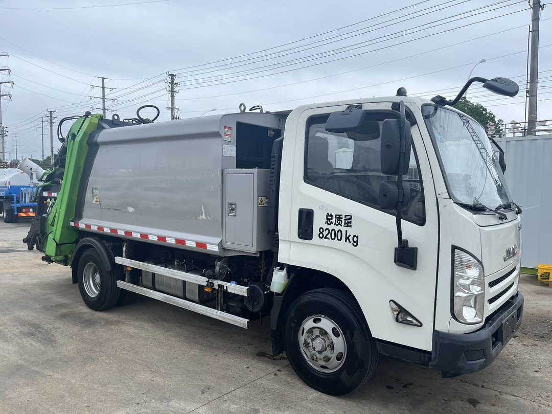 二手國六中聯6方壓縮垃圾車 2??年份：2021年5月 3??發動機：江鈴152馬力，國六 4??底盤配置：江鈴凱運底盤，3360軸距，750鋼絲胎，五檔變速箱