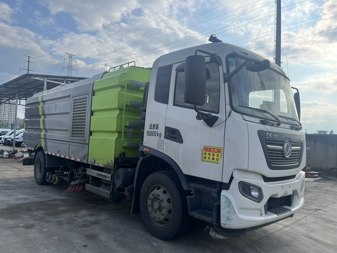 二手中聯16方洗掃車 2??年份：2021年5月 3??發動機：康機230馬力，國六 3??底盤配置：東風天錦底盤，六檔變速箱，5300軸距，275真空胎 4?