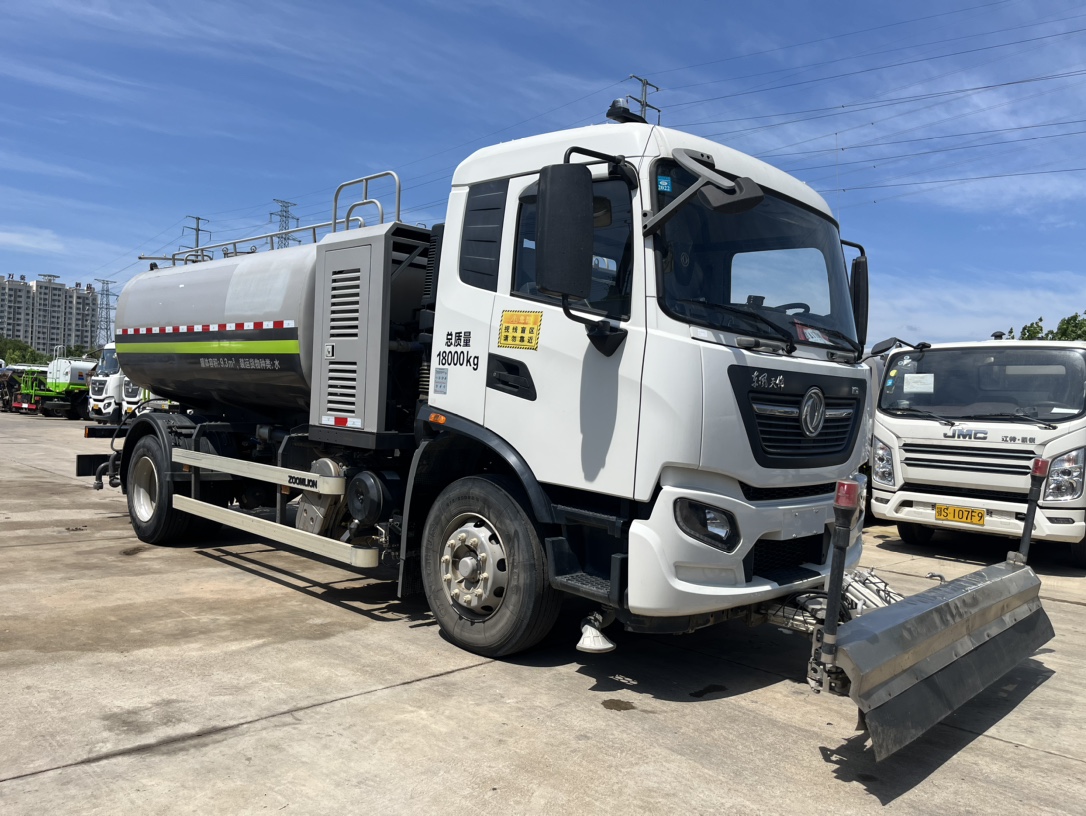 二手國六東風天錦清洗車 2??年份：2021年5月 3??發動機：康機230馬力，國六 4??底盤配置：東風天錦底盤，六檔變速箱，4500軸距，275真空胎，