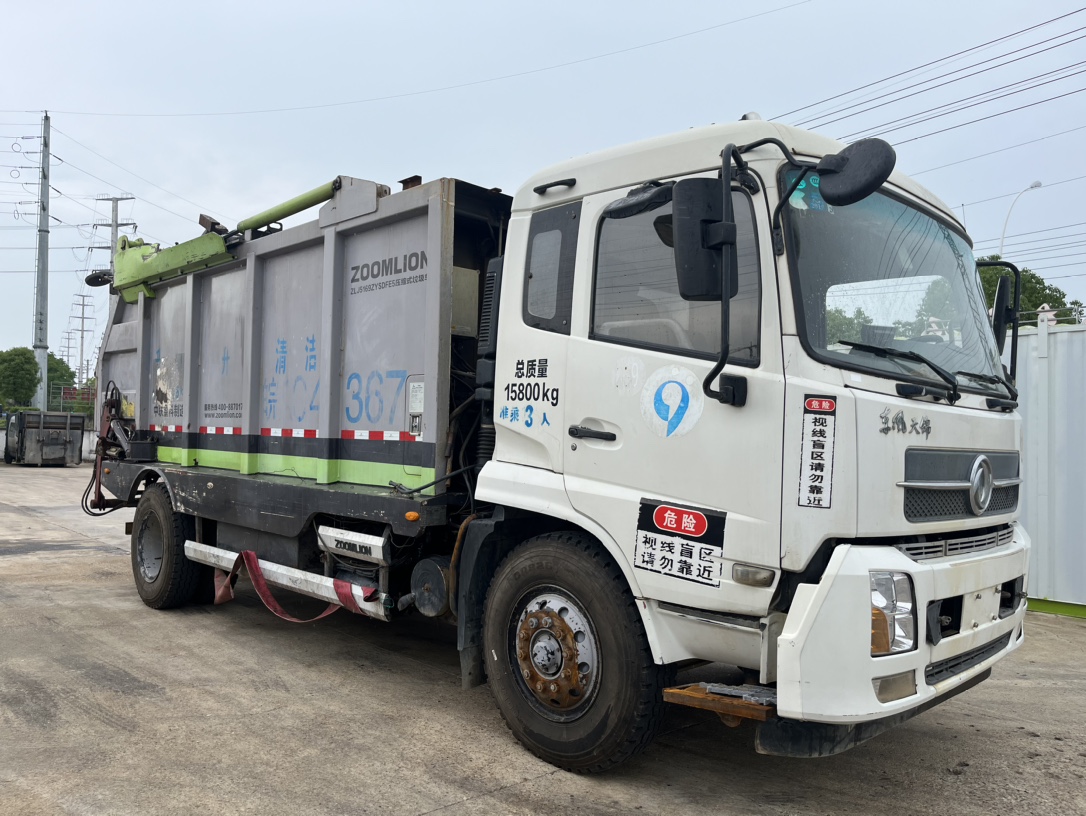 二手中聯無泄露式壓縮垃圾車 2??年份：2018年1月 3??發動機：康機210馬力，國五 4??底盤配置：東風天錦底盤，4500軸距，1000鋼絲胎，六檔變速