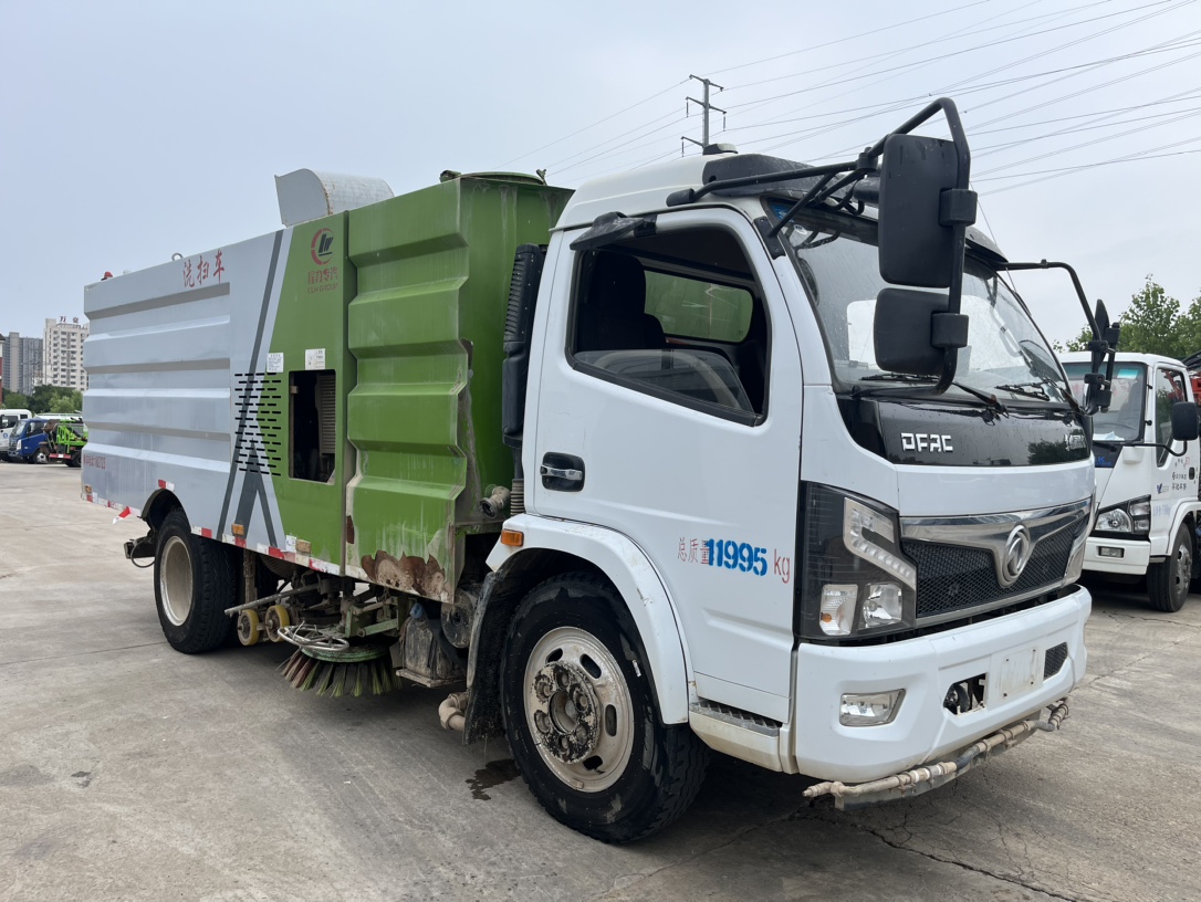 二手國六8方洗掃 2??年份：2021年4月 3??發動機：云內150馬力，國六 4??底盤配置：東風福瑞卡底盤，3800軸距，825鋼絲胎，六檔變速箱。 5?